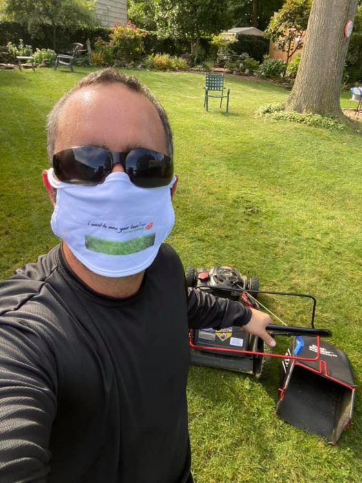 Brian Schwartz, tomándose una selfie antes de comenzar a cortar el césped
