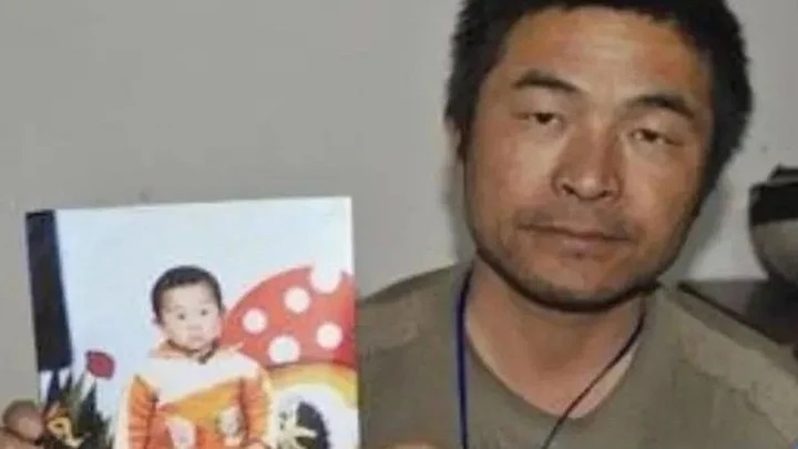 hombre sosteniendo una fotografía; Hombre se reencuentra con su hijo 24 años después de que fuera raptado