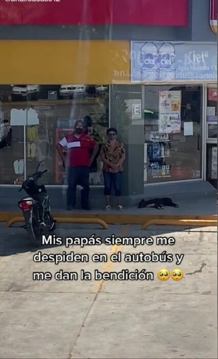 captura de pantalla de un video donde unos padres acompañan a su hija a la parada del autobús
