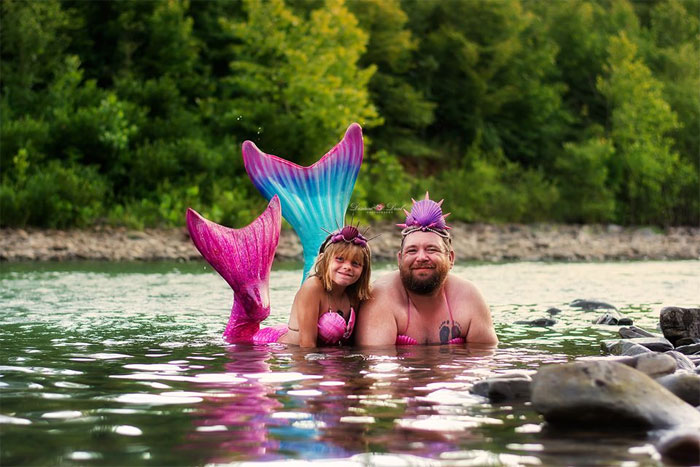 Padre e hija posan con disfraces de sirena