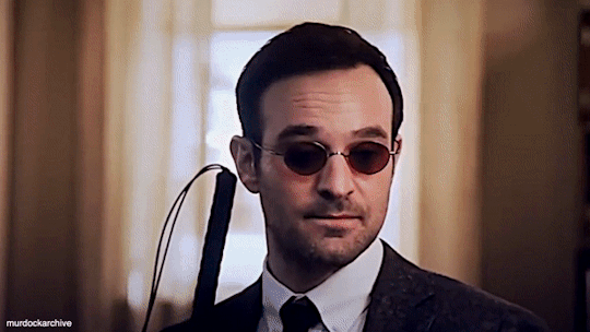 Gif de Matt Murdock tomando una piedra en la película de Spider-Man: No Way Home