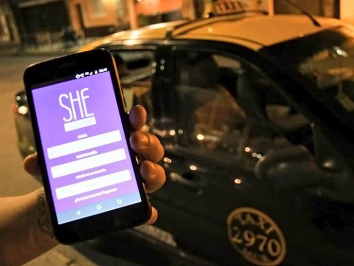 Chica sosteniendo un teléfono celular; She Taxi, la app en la que choferes mujeres te llevan a tu destino