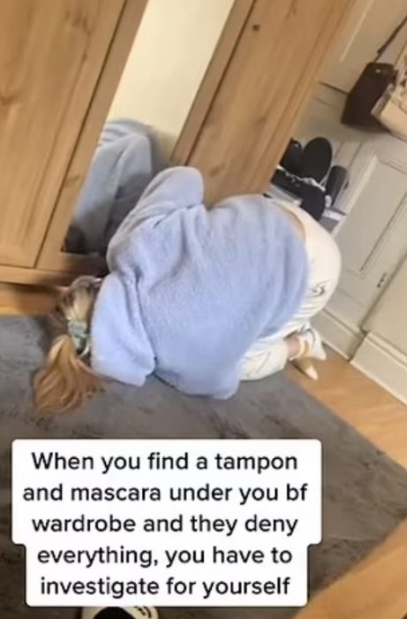 Chica buscando un tampón debajo de un guardarropa
