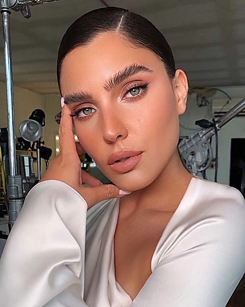 modelo de ojos verdes con cejas orgánicas