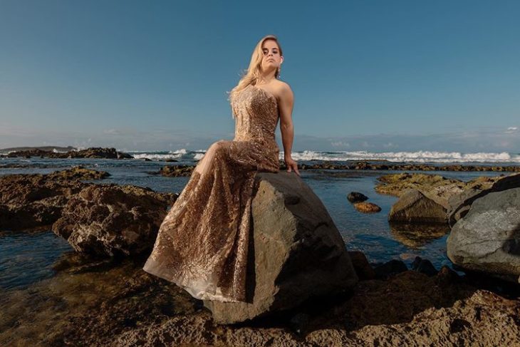 Modelo con síndrome de down, Sofía Jirau, posando para una sesión de fotos en la playa
