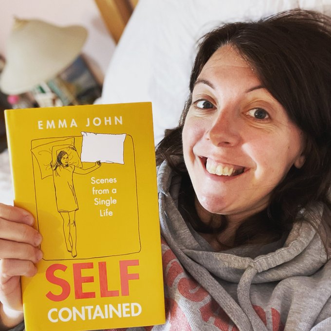 Emma John sosteniendo un libro; Tiene 40 años, es soltera, sin hijos y quiere inspirar a otras a seguir su ejemplo