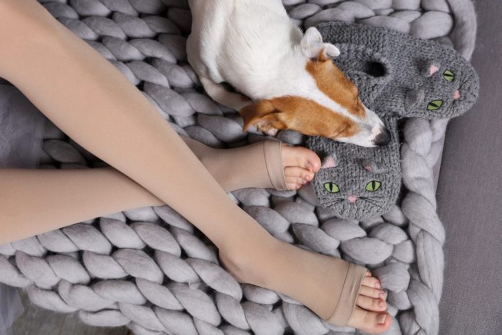 Mujer usando medias de compresión