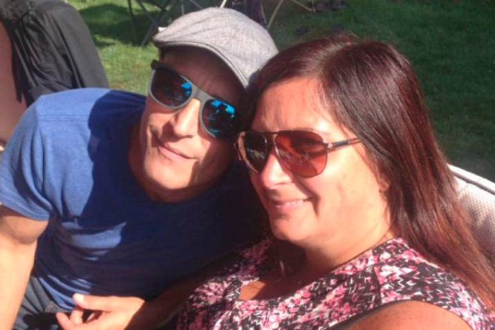 Pareja de esposos sonriendo; Demanda a su ex por dejarla tras ganar millones de dólares en la lotería 
