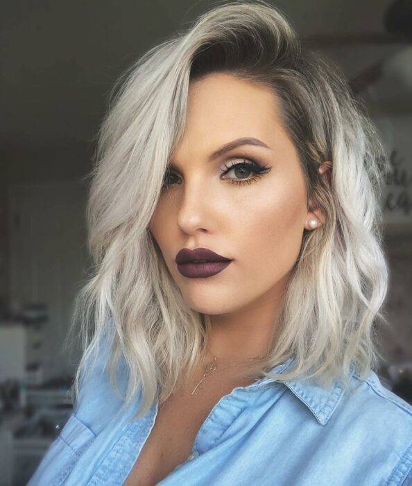 Chica con el cabello teñido en dos tonos