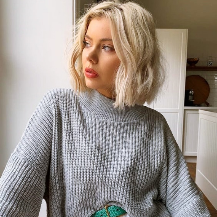 mujer con cabello platinado