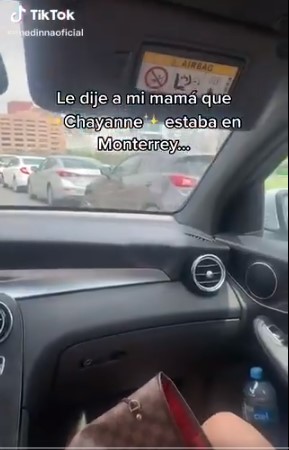 Mamá e hijo en el carro haciendo una fila para vacunarse