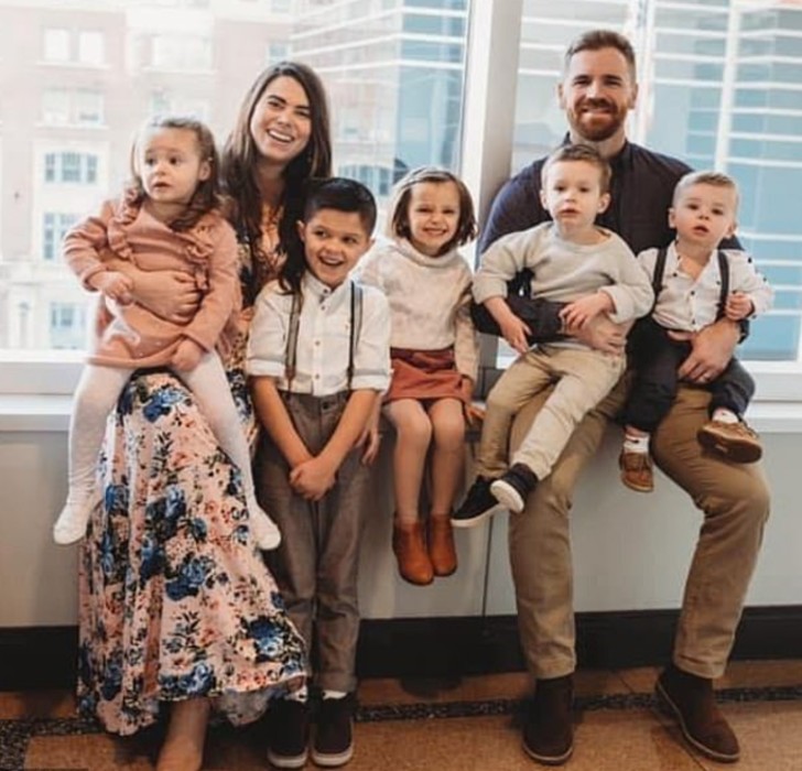 Maxine, Jake, sus 4 hijos adoptivos y Henry