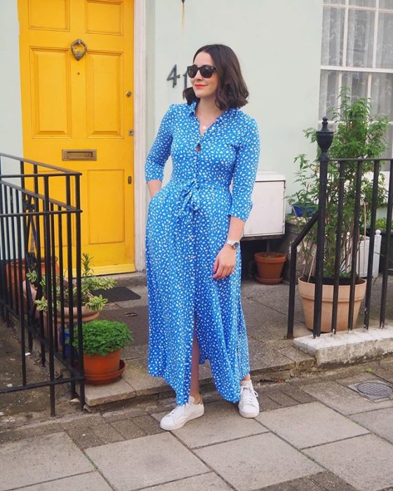 Olivia Jackson usando un palazzo color azul cielo con lunares blancos