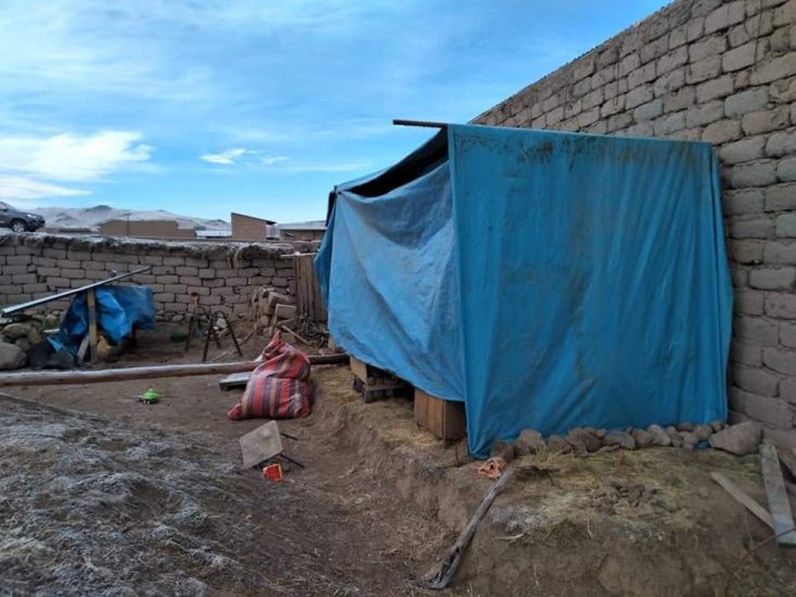Casa de lona que construyó Melina para sus hijos y ella
