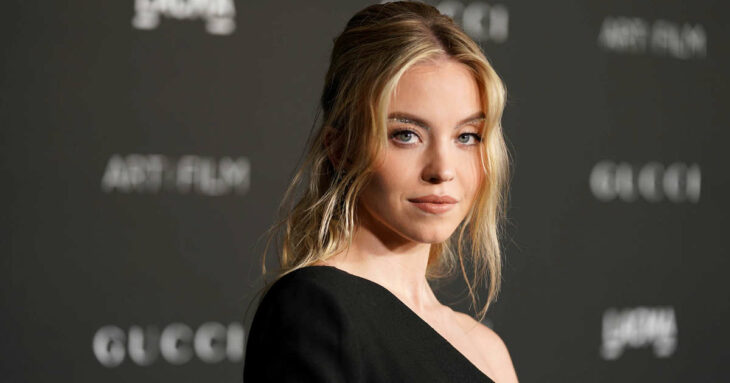 Sydney Sweeney posando para una foto en la alfombra roja
