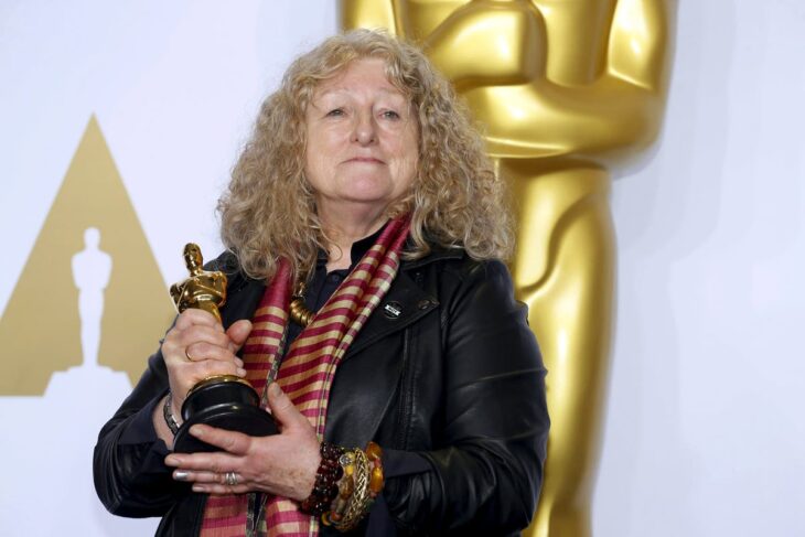 Jenny Beavan sosteniendo su estatuilla del Oscar