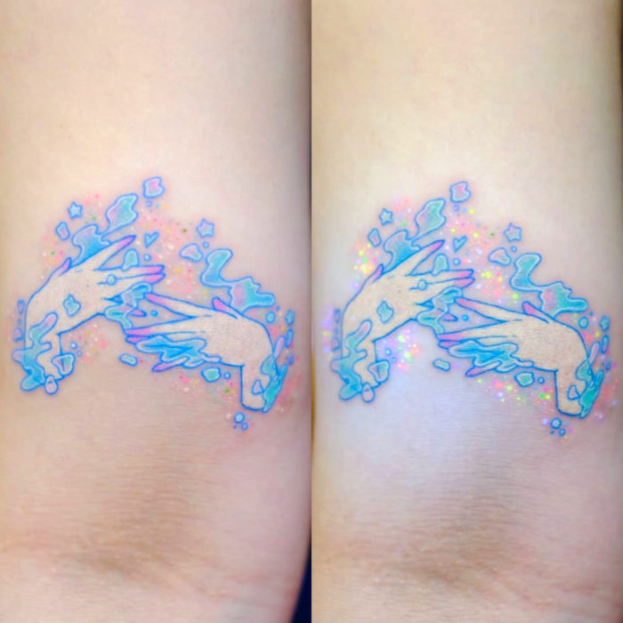 Tatuadora crea tatuajes delicados y llamativos; tatuaje de manos con colores pastel en el brazo