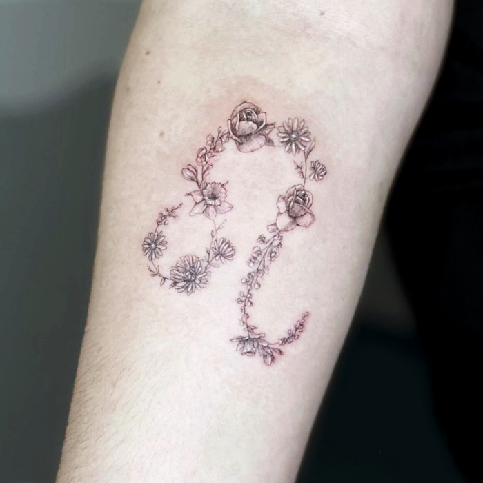 diferentes diseños originales inspirados en el signo zodiacal Leo, tinta negra, con leones, estrellas, constelación