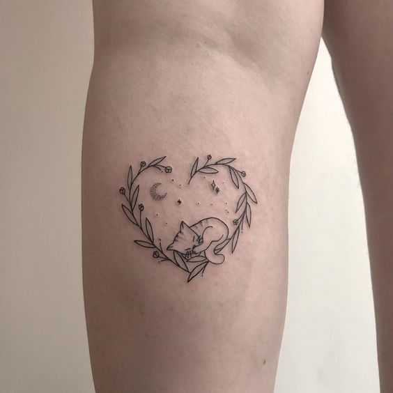 Mini tatuaje de gatito dormido en corazón de hojas en la luna