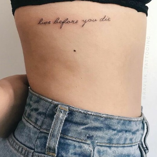Tatuaje de frase en inglés en la costilla para chicas