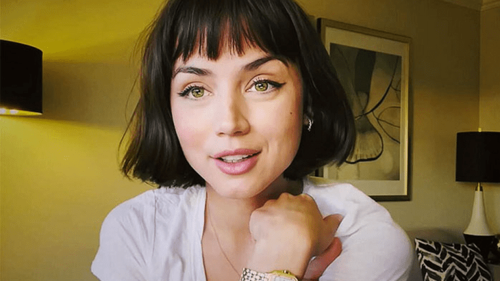Ana de Armas posando con un cabello corto