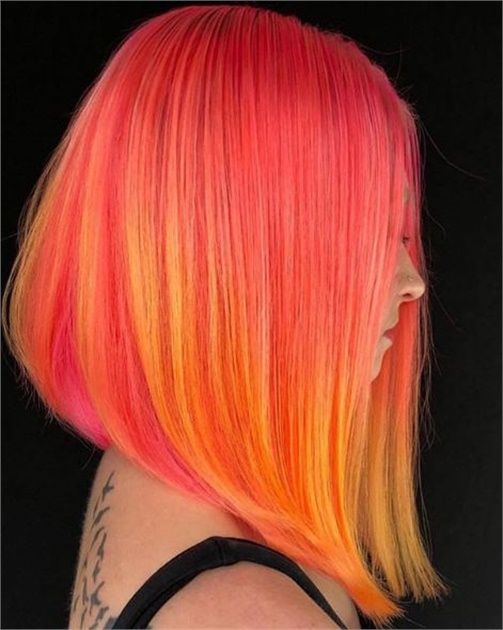 Chica con melena color rosa con naranja