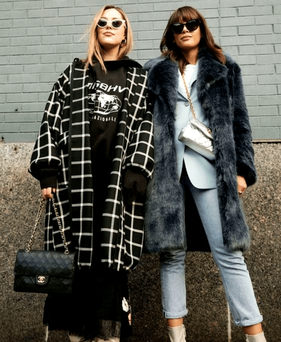 chica rubia con lentes de sol, abrigo negro con lineas blancas, sudadera negra, falda negra y bolso negro, chic de cabello castaño usando lentes de sol, abrigo azul marino, saco celeste, top blanco, skinny jeans y botines blancos y bolso plateado