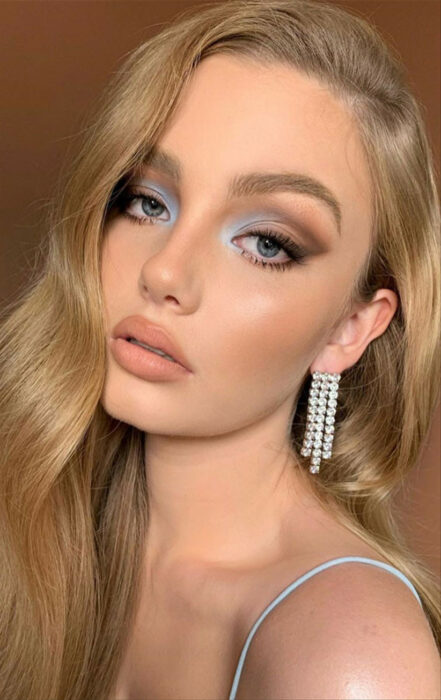Chica con un maquillaje smookey eye en diferentes colores