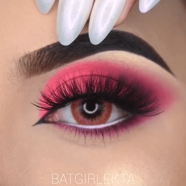Chica con un maquillaje smookey eye en diferentes colores