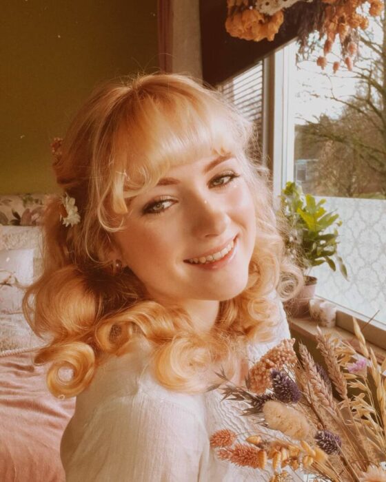 Rose Van vistiendo como en los 70 y luciendo idéntica a Lady Di