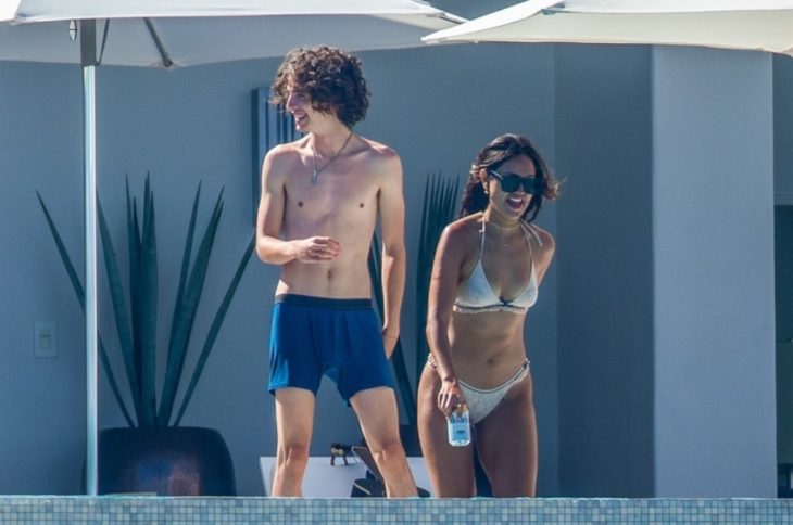 Eiza González y Timothée Chalamet juntos de vacaciones en Los Cabos dándose un beso