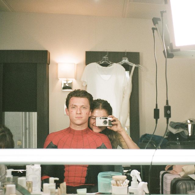 Tom Holland felicitando a Zendaya mientras se toman una fotografía juntos