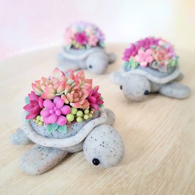 Tortugas grises con suculentas rosas y verdes hechas con arcilla polimérica