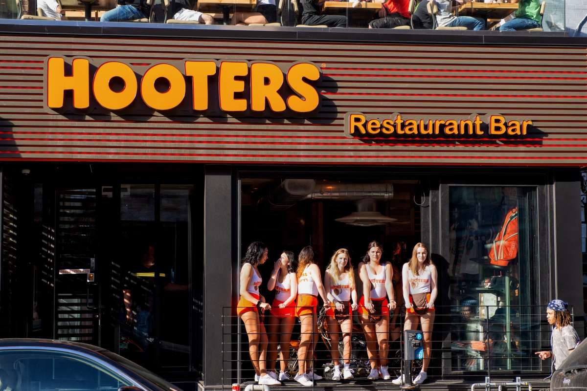 Empleadas de Hooters critican nuevo uniforme y lo comparan con ropa interior