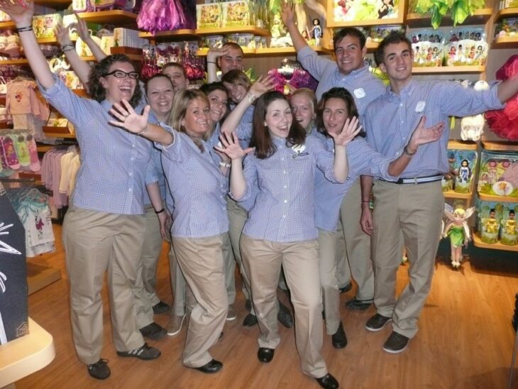Empleados de Disney posando para una foto