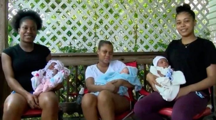 Dannesaha, Ariel y Ashley Williams, hermanas de Ohio, Estados Unidos, sosteniendo a sus bebés
