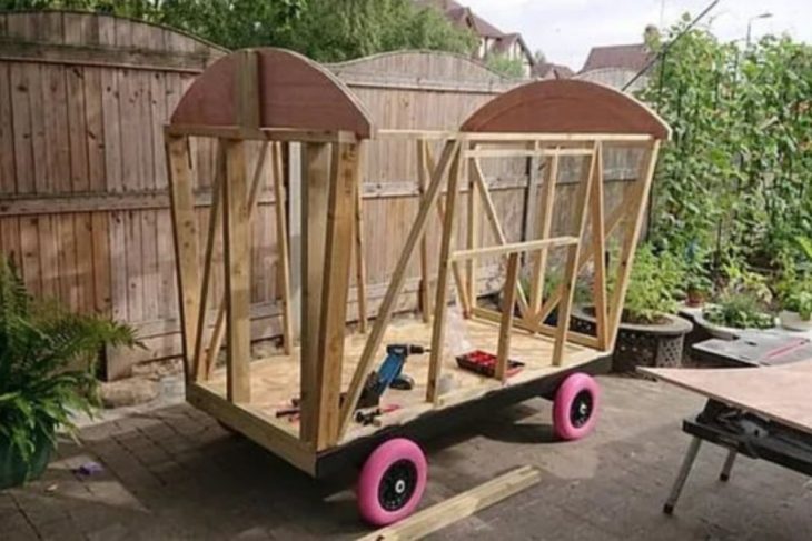 Armazón de madera para construir una minicabaña