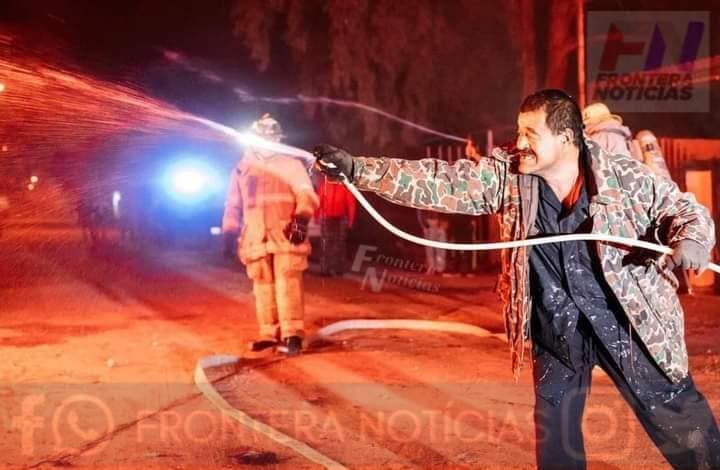 Mario, hombre sordomudo tratando de mitigar el fuego con una manguera
