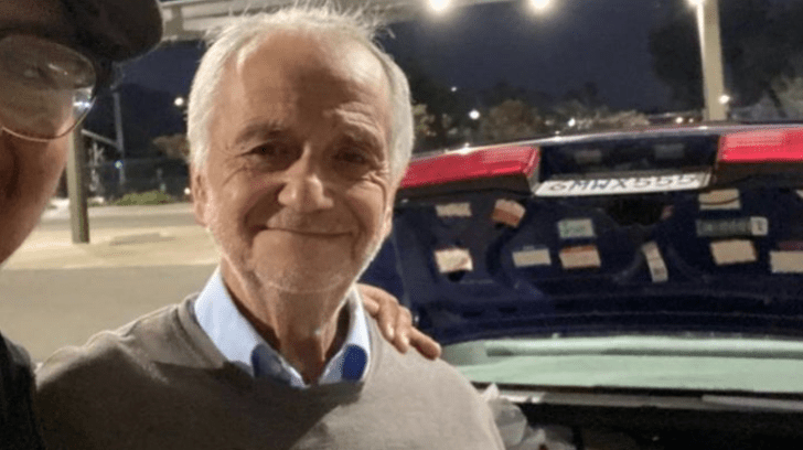 El profesor José Villarruel sonriendo para una fotografía; Joven recauda 27 mil dólares para exmaestro que vivía en un auto tras quedar desempleado