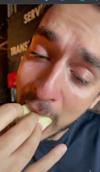 Chico llorando mientras está comiendo un taco callejero