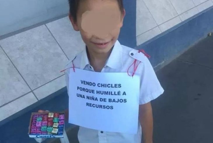 Niño que vende chicles tras humillar a una niña