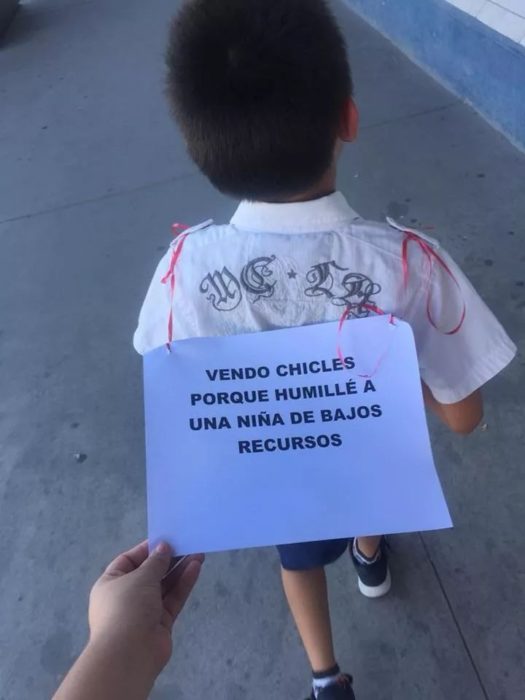 Niño con letrero que su tía le hizo
