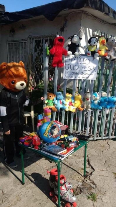Niño cambiando sus juguetes por despensa 
