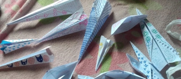 Aviones de papel hechos por un niño de 7 años
