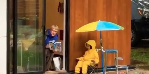 Abuelita lee cuentos a sus nietos durante la pandemia