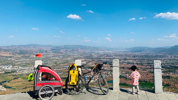 Tou Haobei y su hija recorren 4 mil pkm en bicicleta