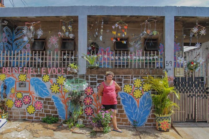 Eurides es una mujer que pintó su casa luego que un vecino dijera que era casa de pobres