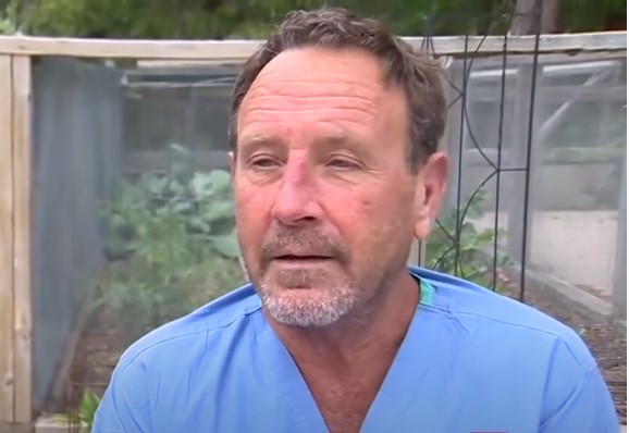 Hombre que casi fue tragado por una ballena siendo entrevistado 