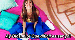 GIF Mia Colucci diciendo que difícil es ser yo