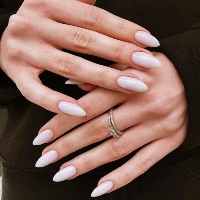 uñas acrílicas, postizas, naturales con gelish estilo milky de color nude, blanco, claro, neutro con anillos